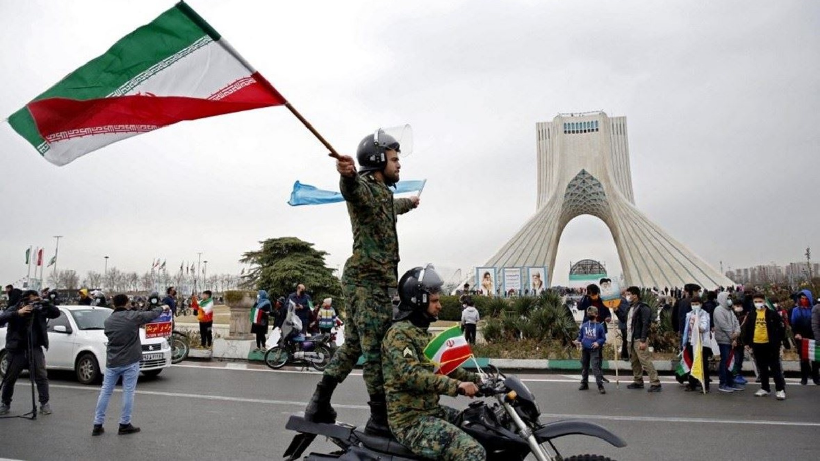 إيرانيون في طهران