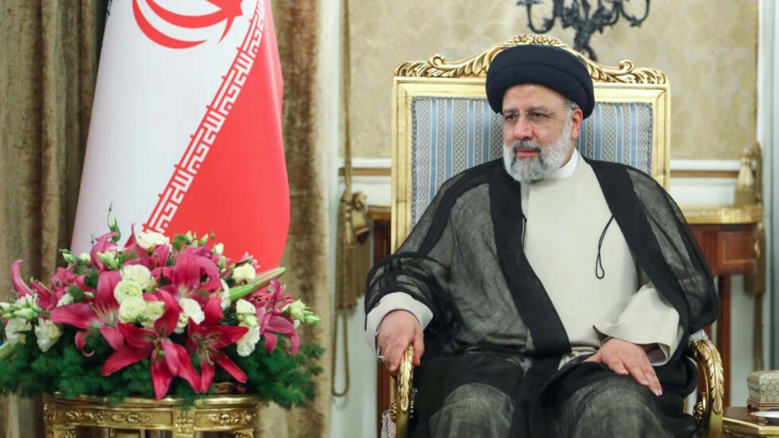صورة وزعتها الرئاسة الإيرانية تُظهر الرئيس الإيراني ابراهيم رئيسي خلال اجتماع مع سلطان عمان هيثم بن طارق آل سعيد في طهران في 28 مايو 2023 
