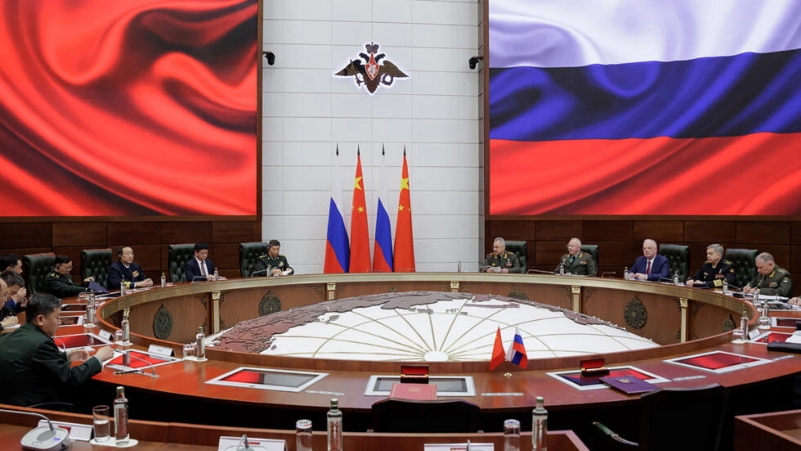 وزير الدفاع الروسي سيرغي شويغو ونظيره الصيني لي شانغفو في موسكو في 18 أبريل 2023