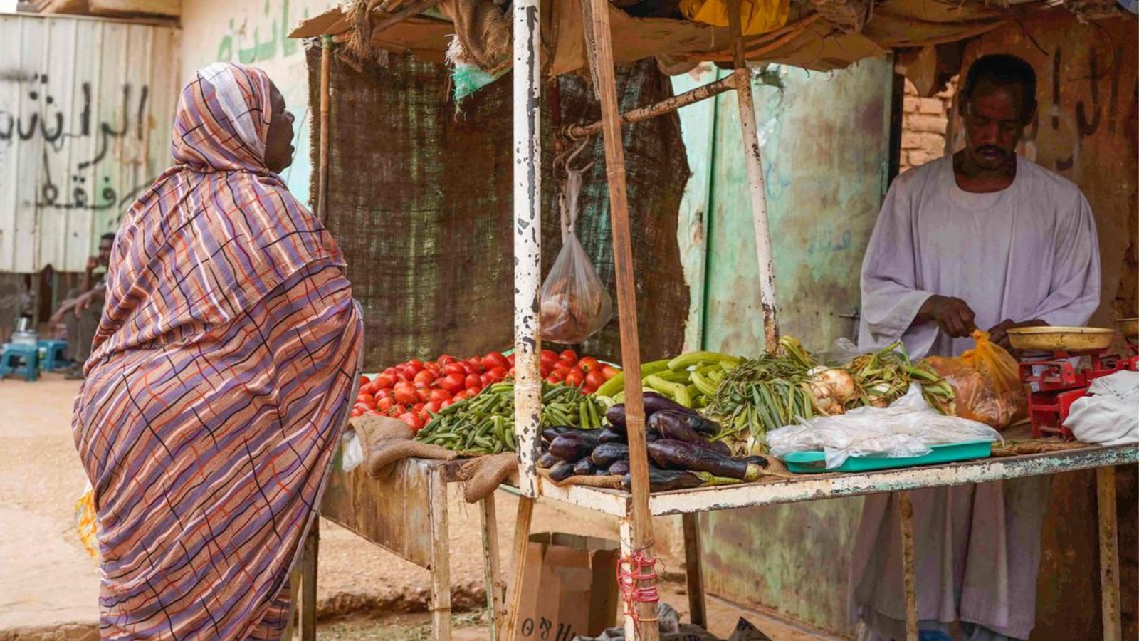 امرأة تشتري الخضار في كشك بالشارع في أم درمان ، المدينة التوأم للعاصمة في السودان الذي مزقته الحرب، في 29 مايو 2023