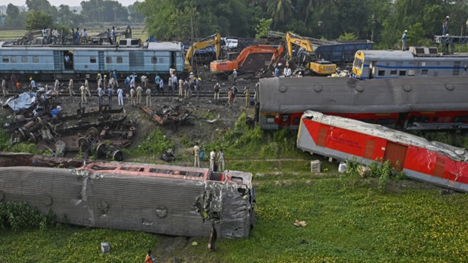 رجال الشرطة يتفقدون العربات المحطمة في حادث تصادم من ثلاثة قطارات بالقرب من بالاسور، في ولاية أوديشا، الهند في 4 حزيران\ يونيو 2023