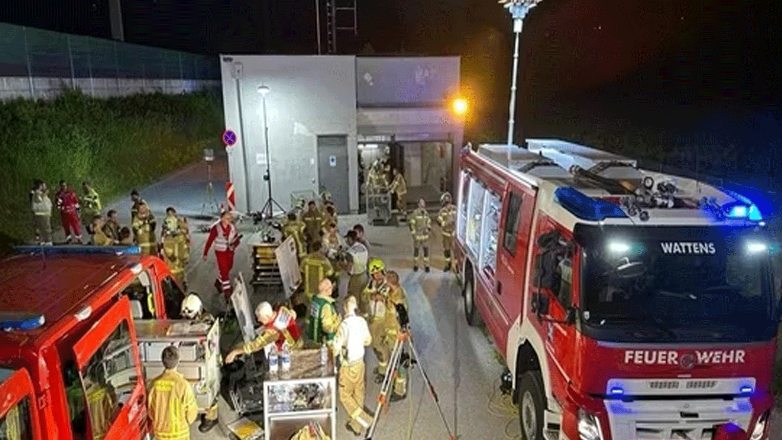 أفراد من فرقة الإطفاء بالقرب من نفق Terfener في Fritzens ، غرب النمسا، حيث اندلع الحريق في القطار