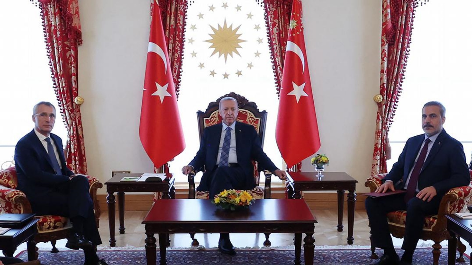 ستولتنبرغ (على اليسار) مع أردوغان (في الوسط) ووزير الخارجية المعين حديثًا هقان فيدان