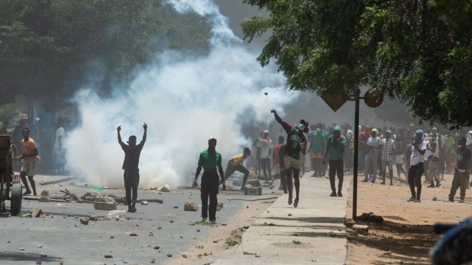 أنصار زعيم المعارضة عثمان سونكو يرشقون الحجارة بينما تطلق الشرطة الغاز المسيل للدموع في داكار في 1 يونيو 2023