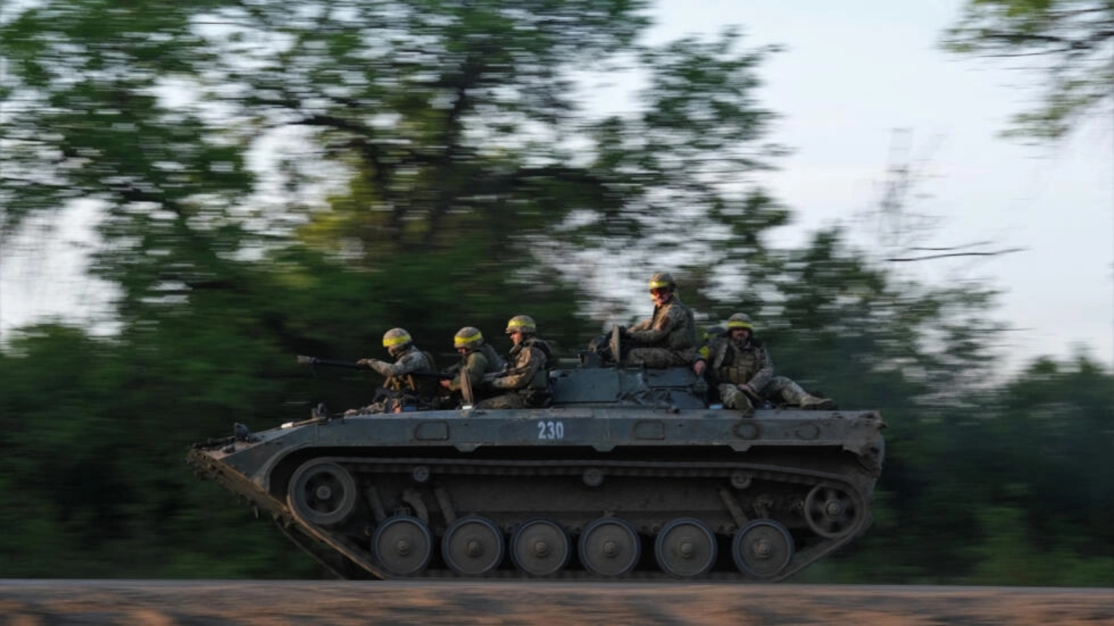 جنود أوكرانيون يركبون مركبة مشاة قتالية من طراز BMP باتجاه باخموت، في 20 مايو 2023