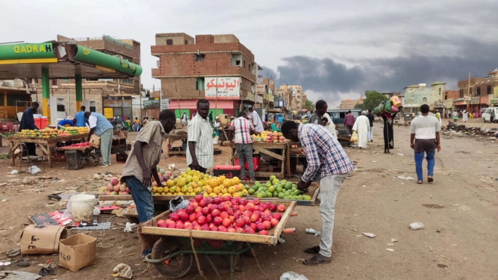 سودانيون يقومون بشراء الخضار والفاكهة في سوق بالخرطوم في 10 يونيو 2023