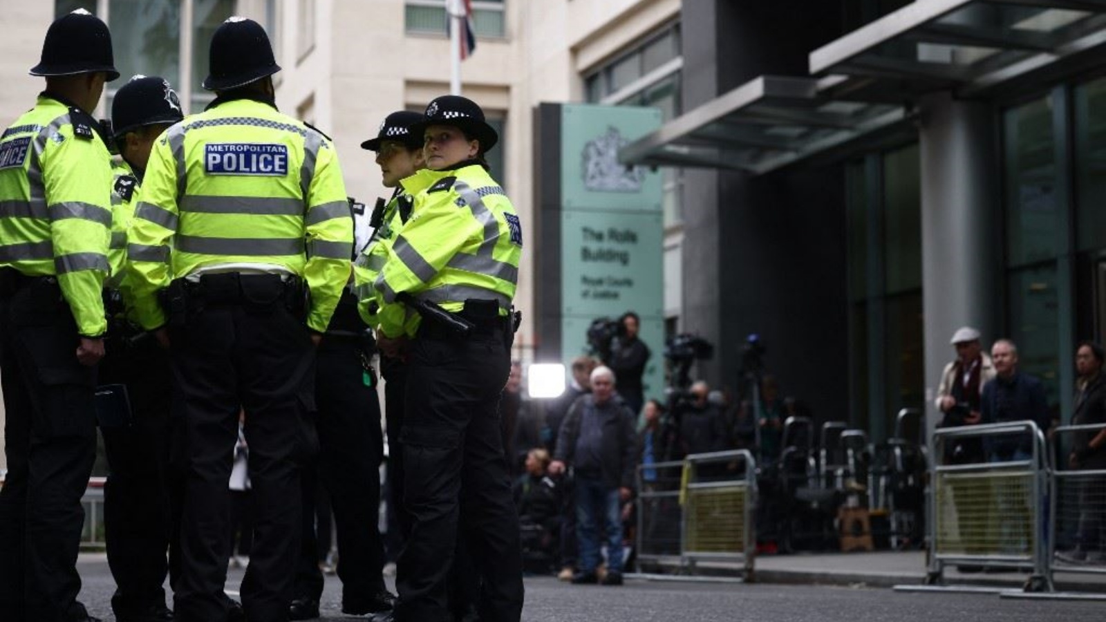 عناصر من الشرطة انتشروا بجوار محاكم العدل الملكية وسط لندن 6 يونيو 2023