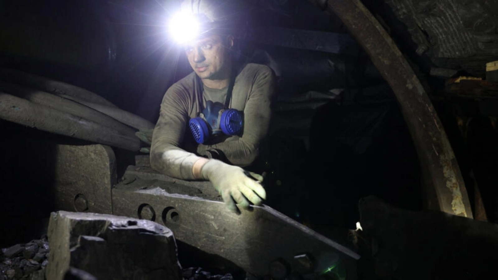 عامل في منجم في وسط أوكرانيا بعد فراره من الشرق المحتل من روسيا 