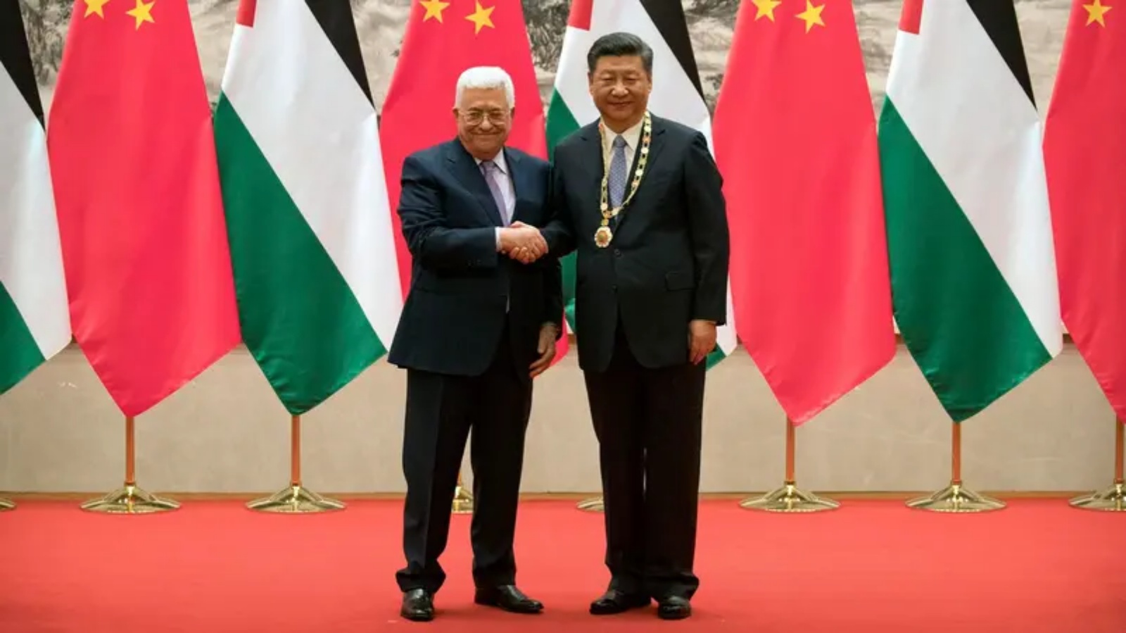 محمود عباس وشي جين بينغ خلال حفل التوقيع في قاعة الشعب الكبرى في بكين (أرشيفية)