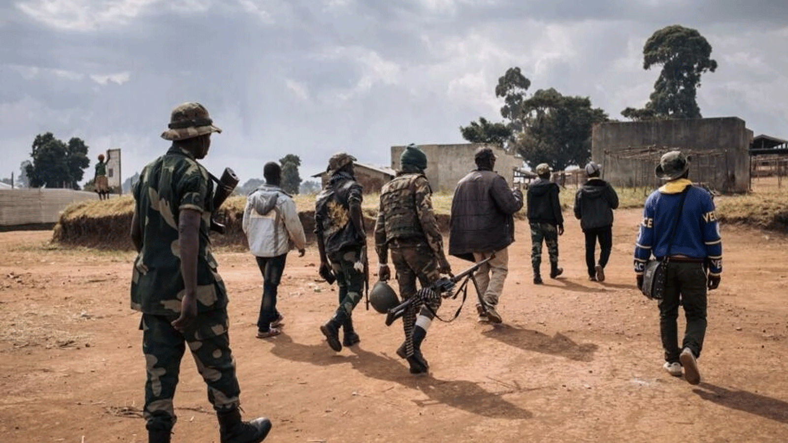 صورة أرشيفية لقادة الجماعة المسلحة URDPC/CODECO يسيرون في قرية لينجا في 13 كانون الثاني\يناير 2022، في مقاطعة إيتوري، شمال شرق جمهورية الكونغو الديمقراطية