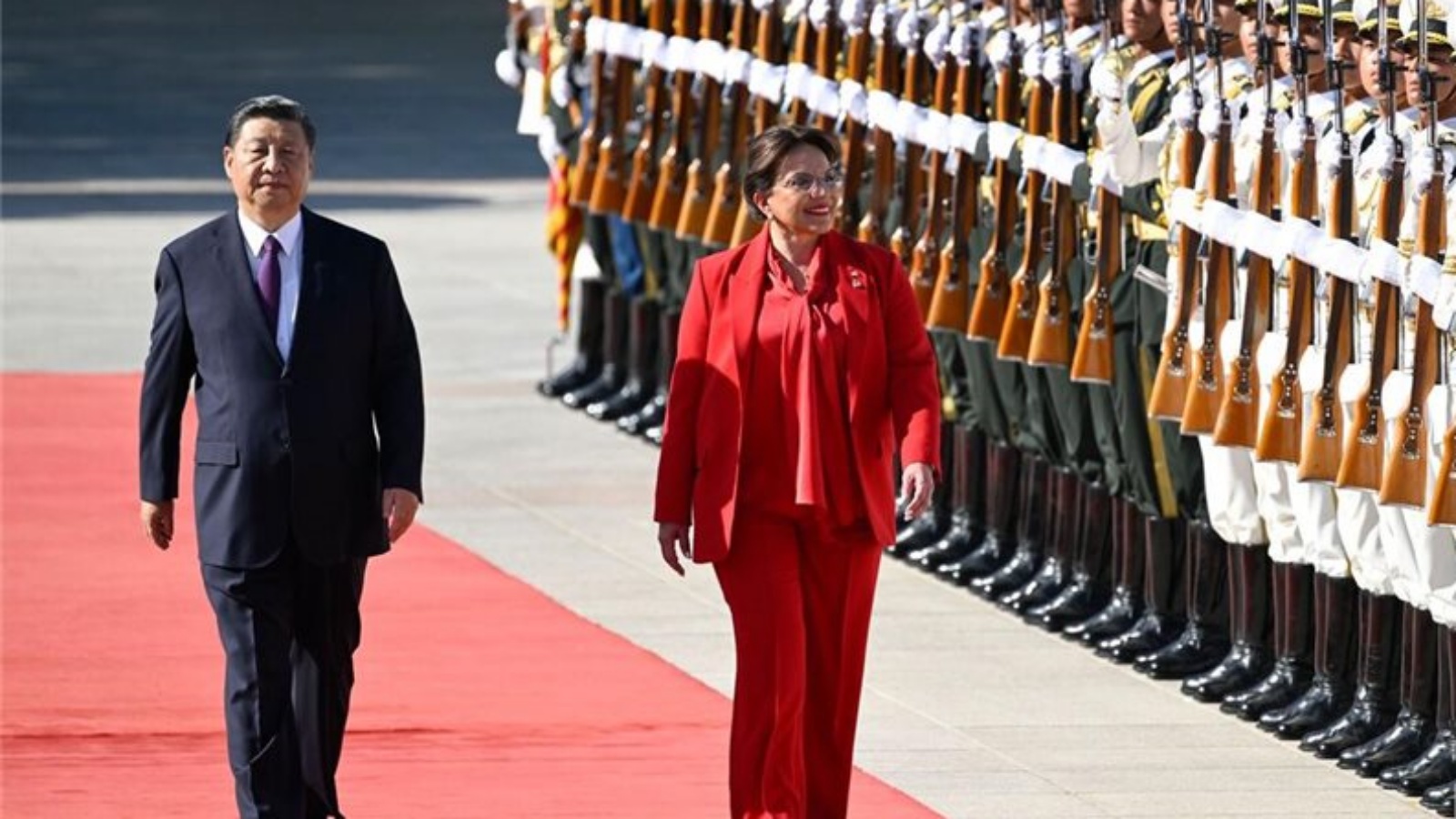 الرئيس الصيني شي جينبينغ ونظيرته الهندوراسية شيومارا كاسترو