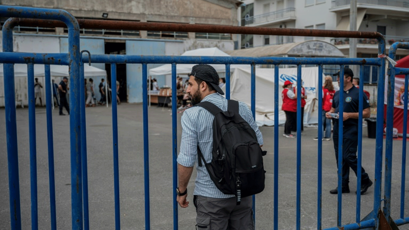 رجل سوري يبحث عن أفراد عائلته المفقودين في ميناء كالاماتا اليوناني