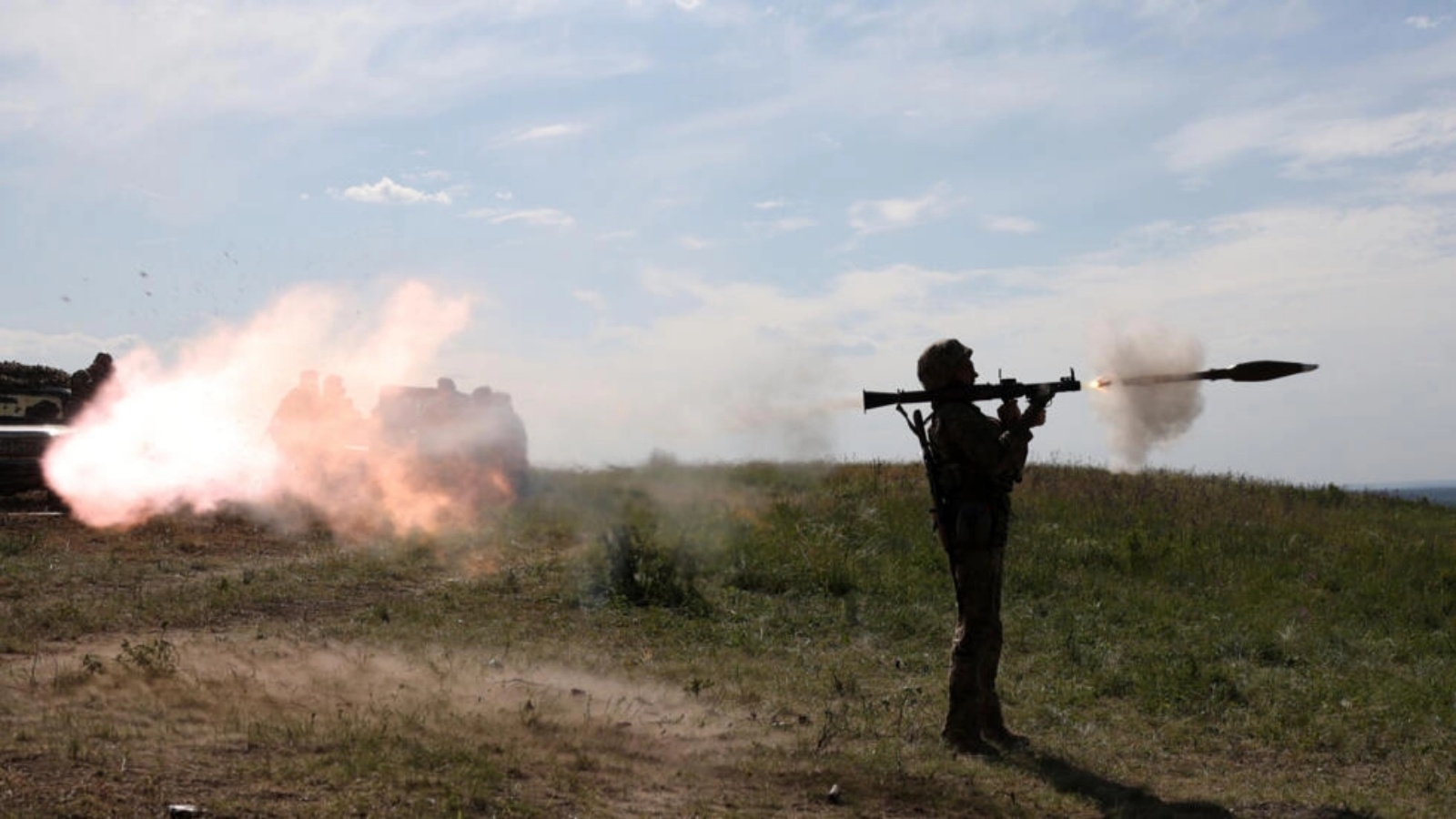 جندي أوكراني يطلق صاروخاً من قاذفة صواريخ خلال تدريبات عسكرية ليست بعيدة عن خط المواجهة في منطقة دونيتسك في 8 يونيو 2023