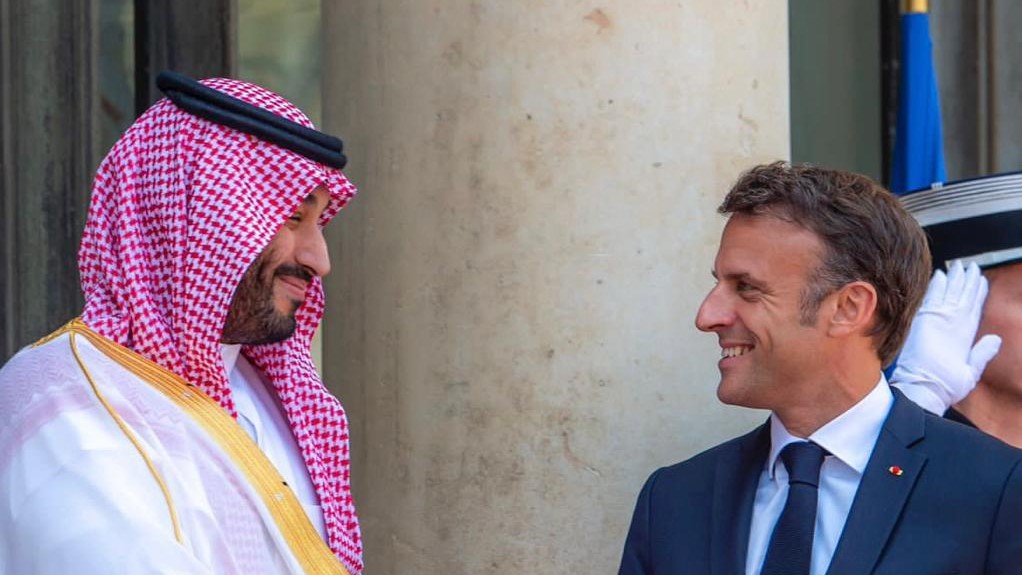 الرئيس الفرنسي إيمانويل ماكرون مستقبلاً الأمير محمد بن سلمان في قصر الإليزيه الجمعة 16 يونيو 2023