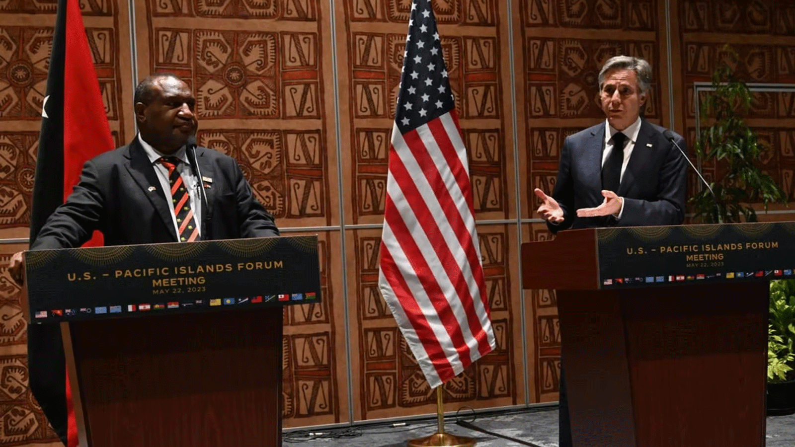 رئيس وزراء بابوا غينيا الجديدة جيمس مارابي (يسار) في مؤتمر صحفي مع وزير الخارجية الأميركي أنتوني بلينكين (يمين) عقب منتدى جزر المحيط الهادئ الأميركي في Apec Haus في بورت مورسبي في 22 أيار\مايو 2023