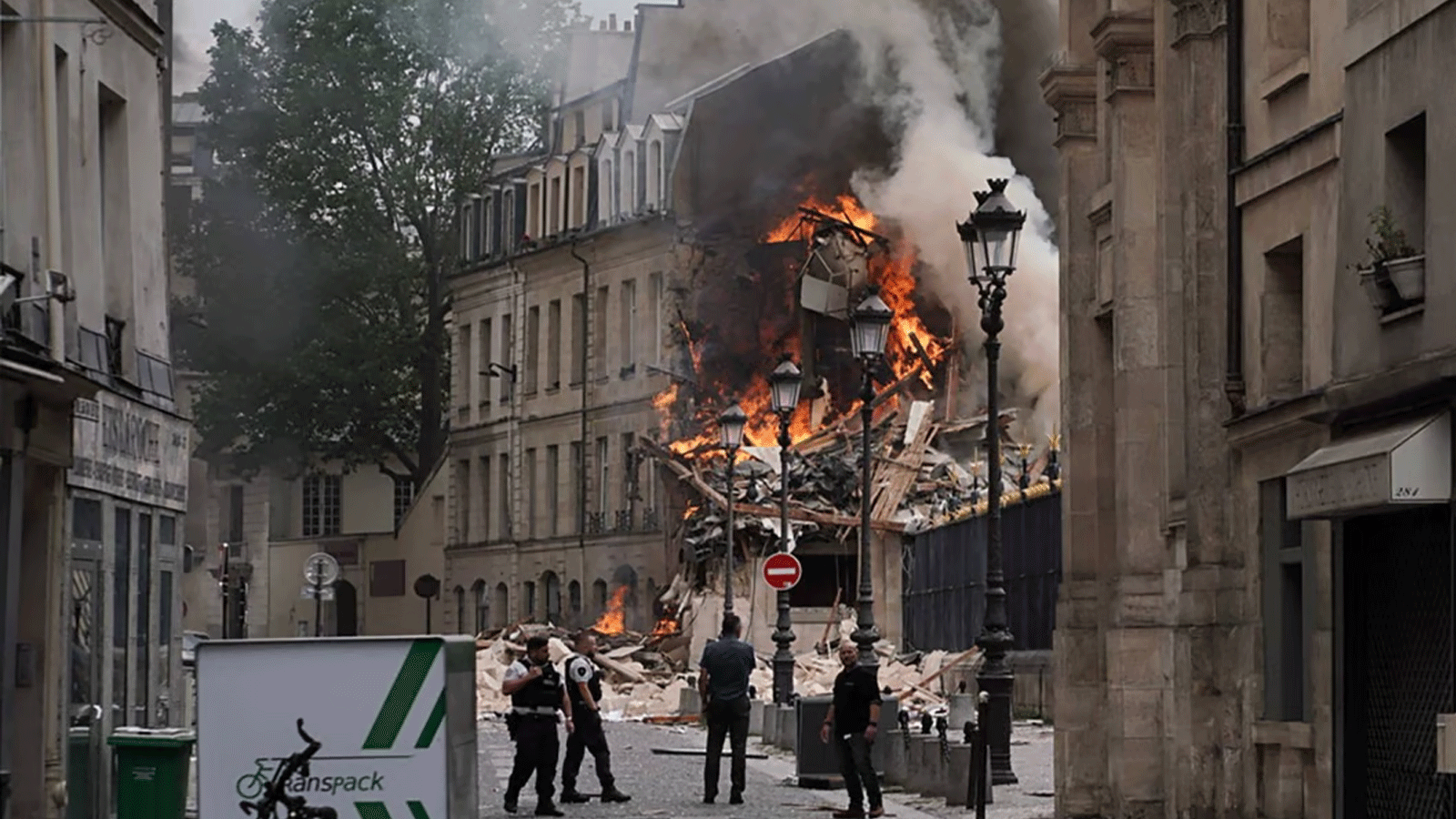 ألسنة اللهب وسحب الدخان تتصاعد من تحت أنقاض مبنى في باريس بعد انفجار يوم الأربعاء 21 حزيران\ يونيو 2023