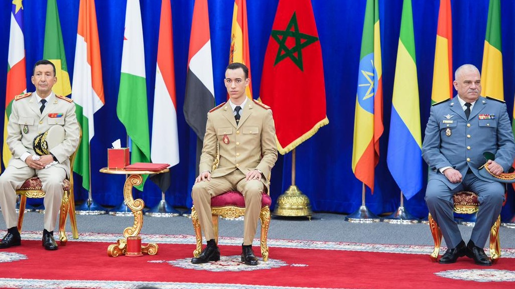 ولي عهد المغرب الامير مولاي الحسن لدى ترؤسه حفل تخرج فوجين لسلكي الدفاع والاركان في مدينة القنيطرة الخميس