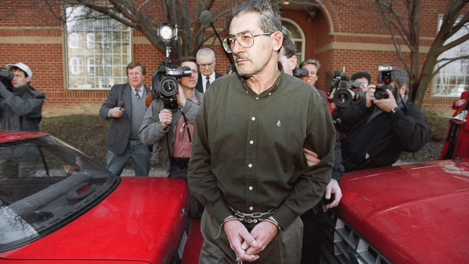 ألدريش هازن أميس، مسؤول كبير سابق في وكالة المخابرات المركزية الأميركية، أمام المحكمة الفيدرالية الأميركية، في 22 فبراير\شباط 1994، بعد تقديمه للمحاكمة بتهمة التجسس لصالح الاتحاد السوفيتي السابق