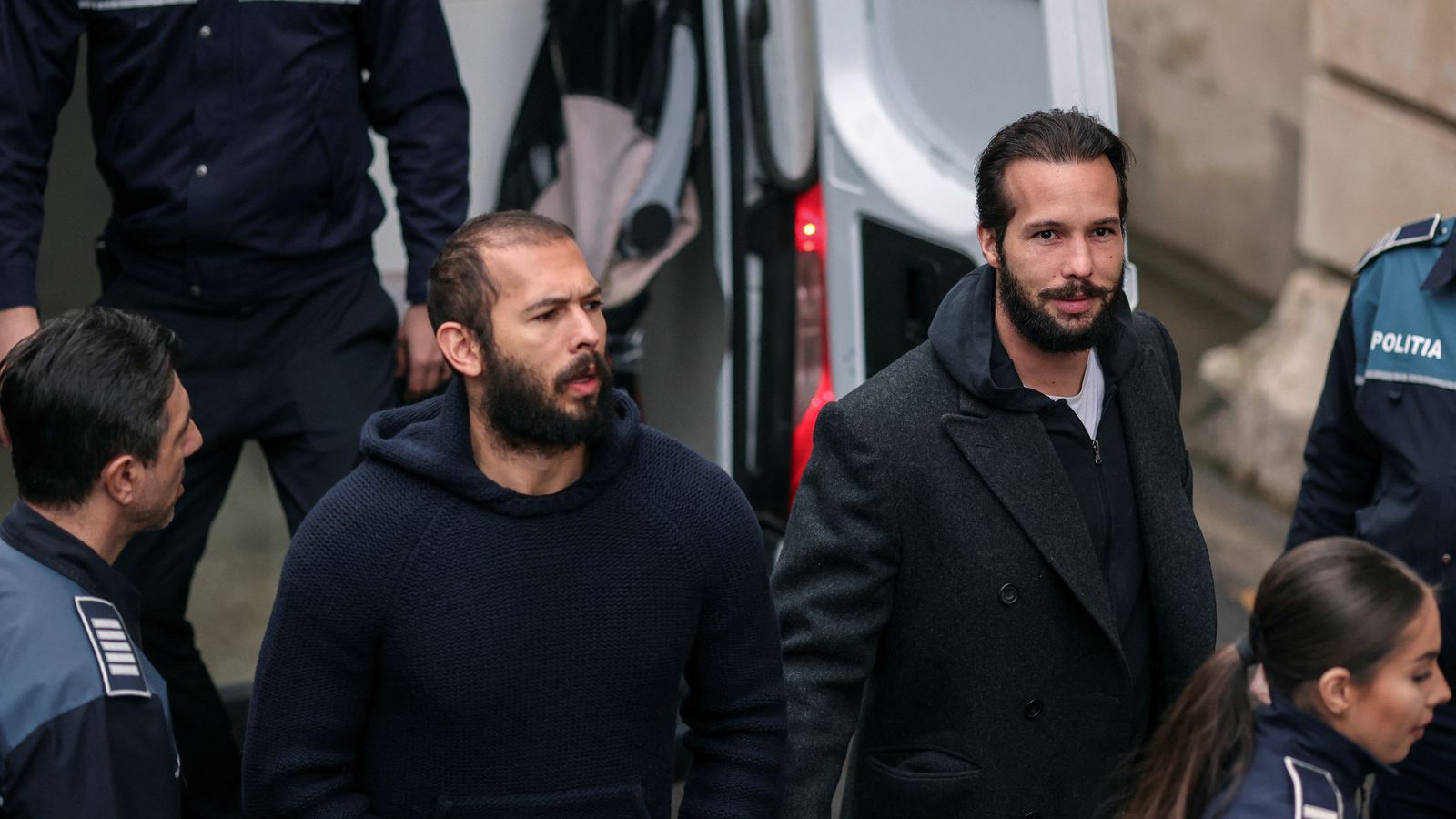 المؤثر البريطاني الأميركي أندرو تيت وشقيقه تريستان رومانيا