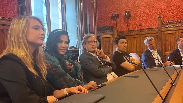 كالي دي إدموند من Advancia.Ai Ltd، وريبيكا ريوفريو رئيسة Parliament Society، وعثمان العمير ناشر إيلاف ورئيس تحريرها وناشر How To Spend It Arabic بالتعاون مع Financial Times، في أثناء أسبوع لندن للتقنية