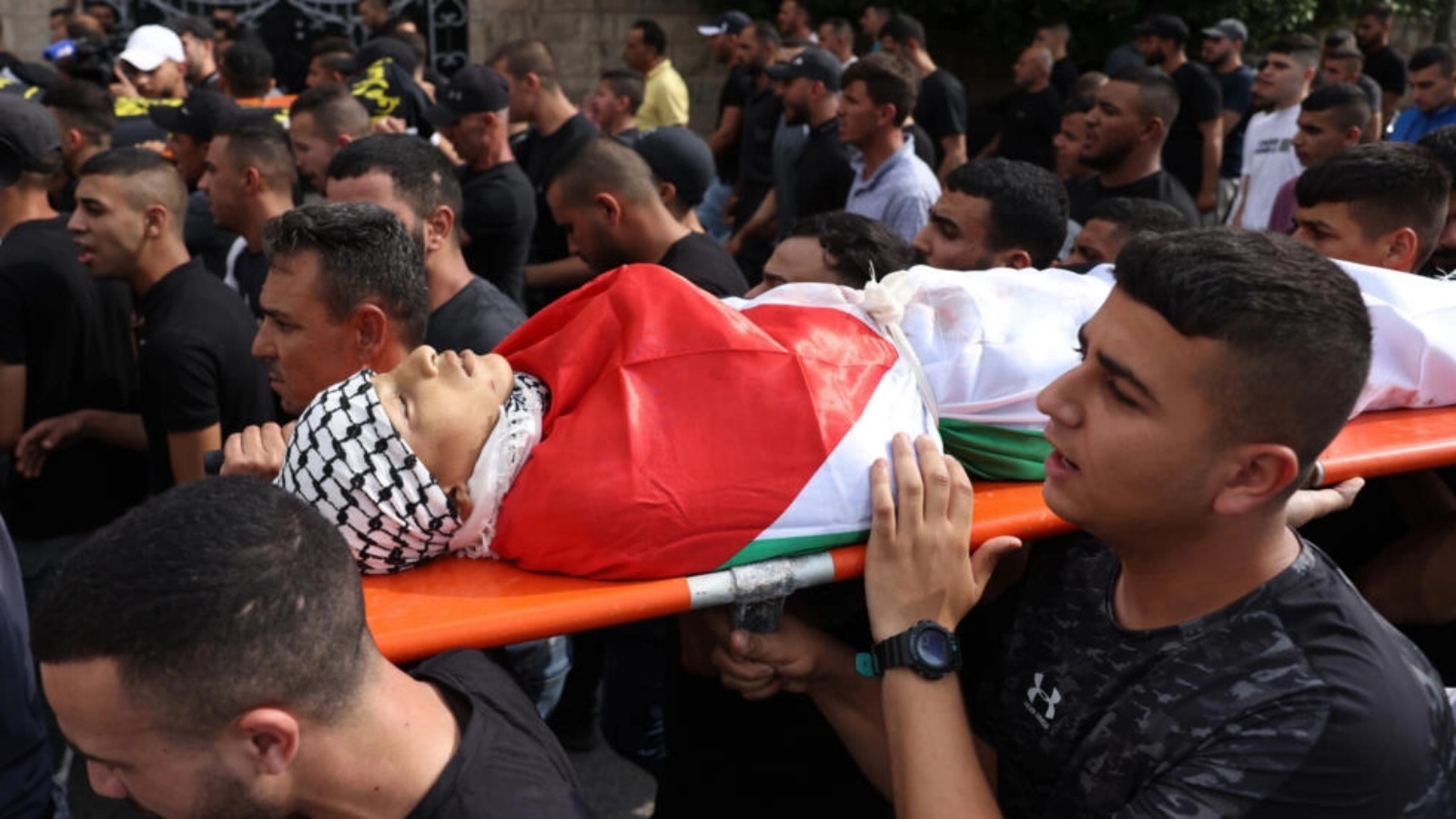 مشيعون فلسطينيون يحملون جثمان أحد الشبان الذين قتلوا برصاص الجيش الإسرائيلي خلال عمليته العسكرية في مخيم جنين في شمال الضفة الغربية المحتلة في 19 يونيو 2023