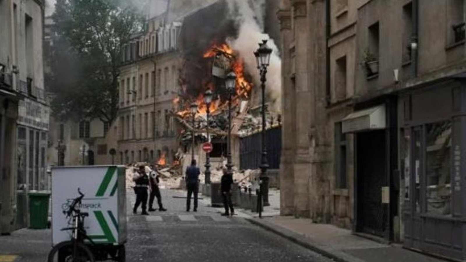 دخان يتصاعد من أنقاض مبنى في الدائرة الخامسة في باريس، بعد اندلاع حريق فيه إثر انفجار في 21 يونيو 2023