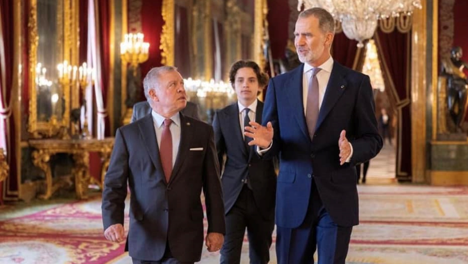 العاهل الإسباني خلال استقباله للعاهل الأردني ونجله الأمير هاشم في مدريد