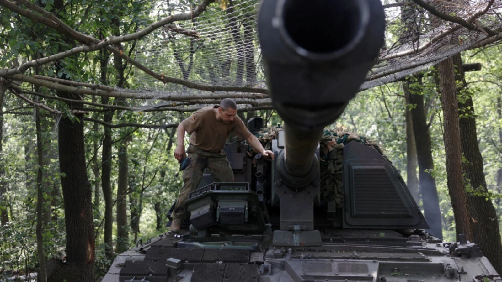 جندي أوكراني من الكتيبة الـ43 على متن مدفع هاوتزر بي زي اتش 2000 عند خط الجبهة في باخموت بتاريخ 15 يونيو 2023