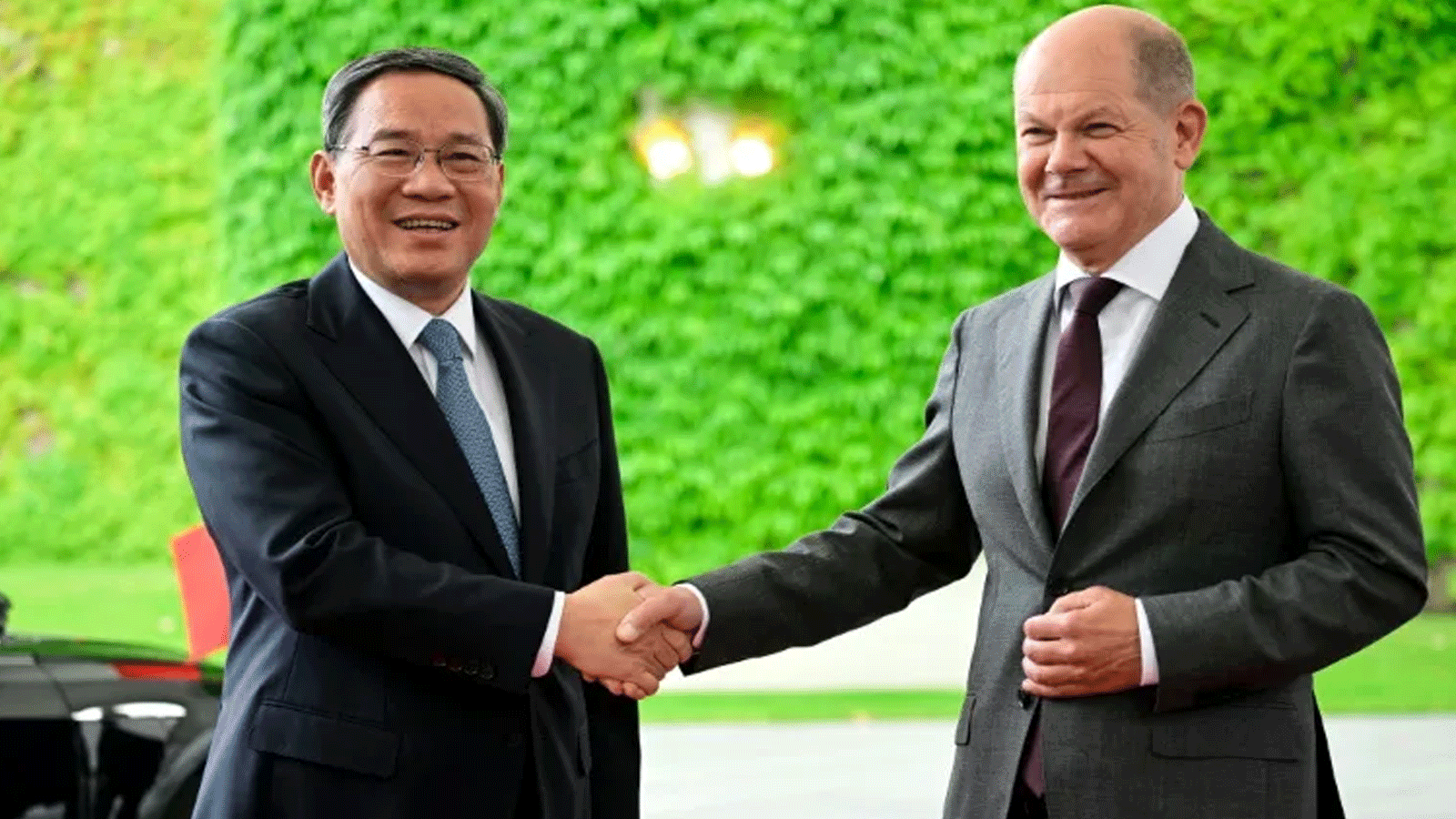 المستشار الألماني أولاف تشولتس يصافح رئيس وزراء الصين لي تشيانغ في الوقت الذي تسارع فيه ألمانيا لتنويع شركائها التجاريين