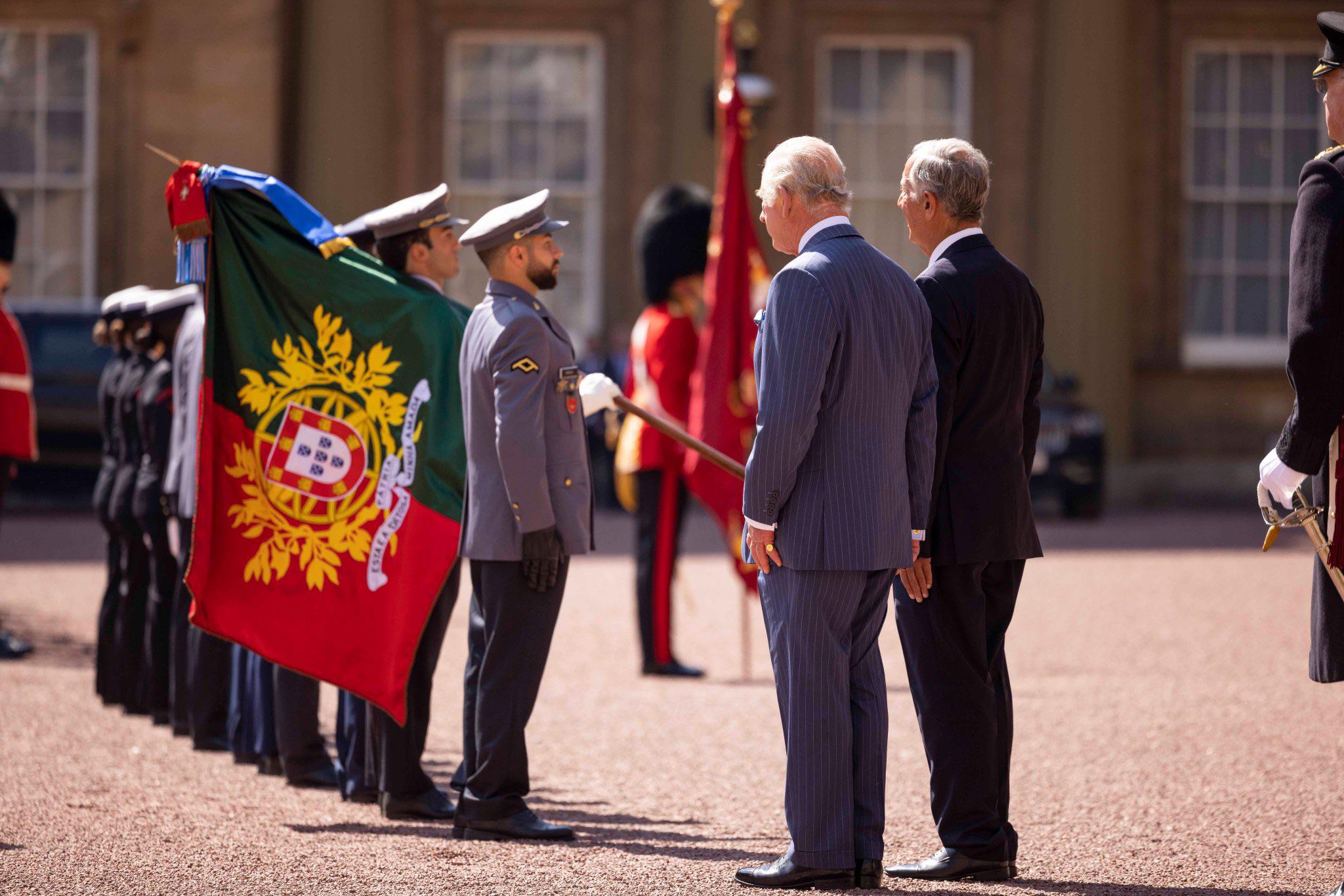 الملك تشارلز والرئيس البرتغالي خلال الاحتفال في كنيسة الملكة بذكرى التحالف 