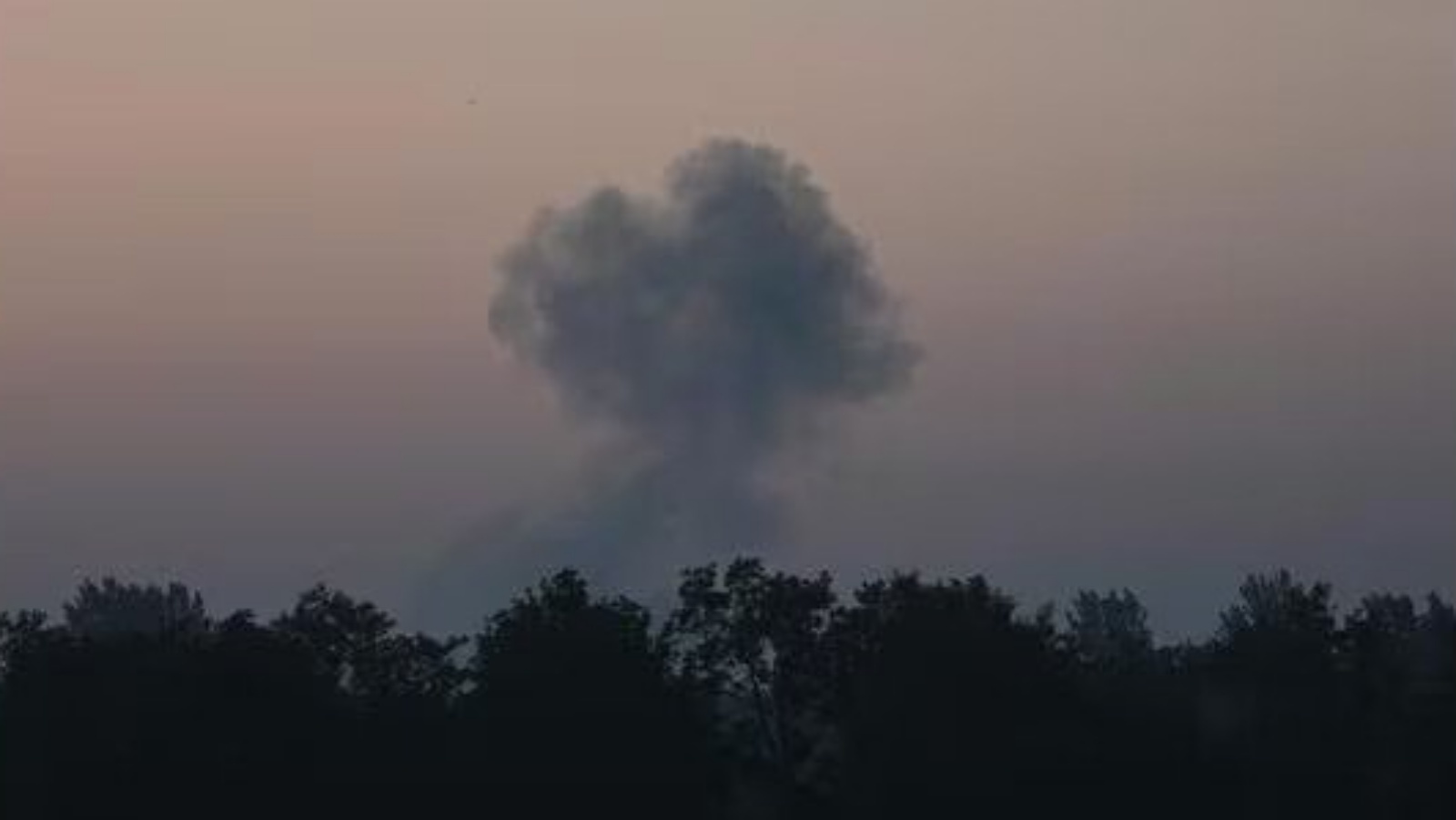 سحابة من الدخان بعد غارة ليلية بطائرة مسيرة في مدينة لفيف غرب أوكرانيا يوم الثلاثاء