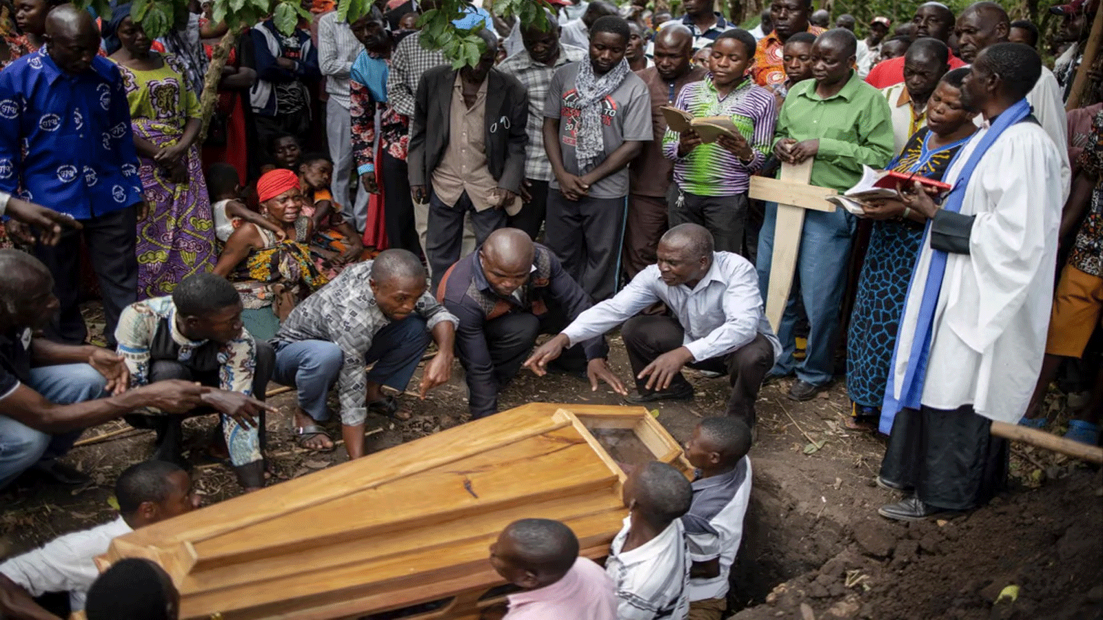 عائلاتٌ تدفن أبناءها بعد هجوم إرهابي دام في أوغندا