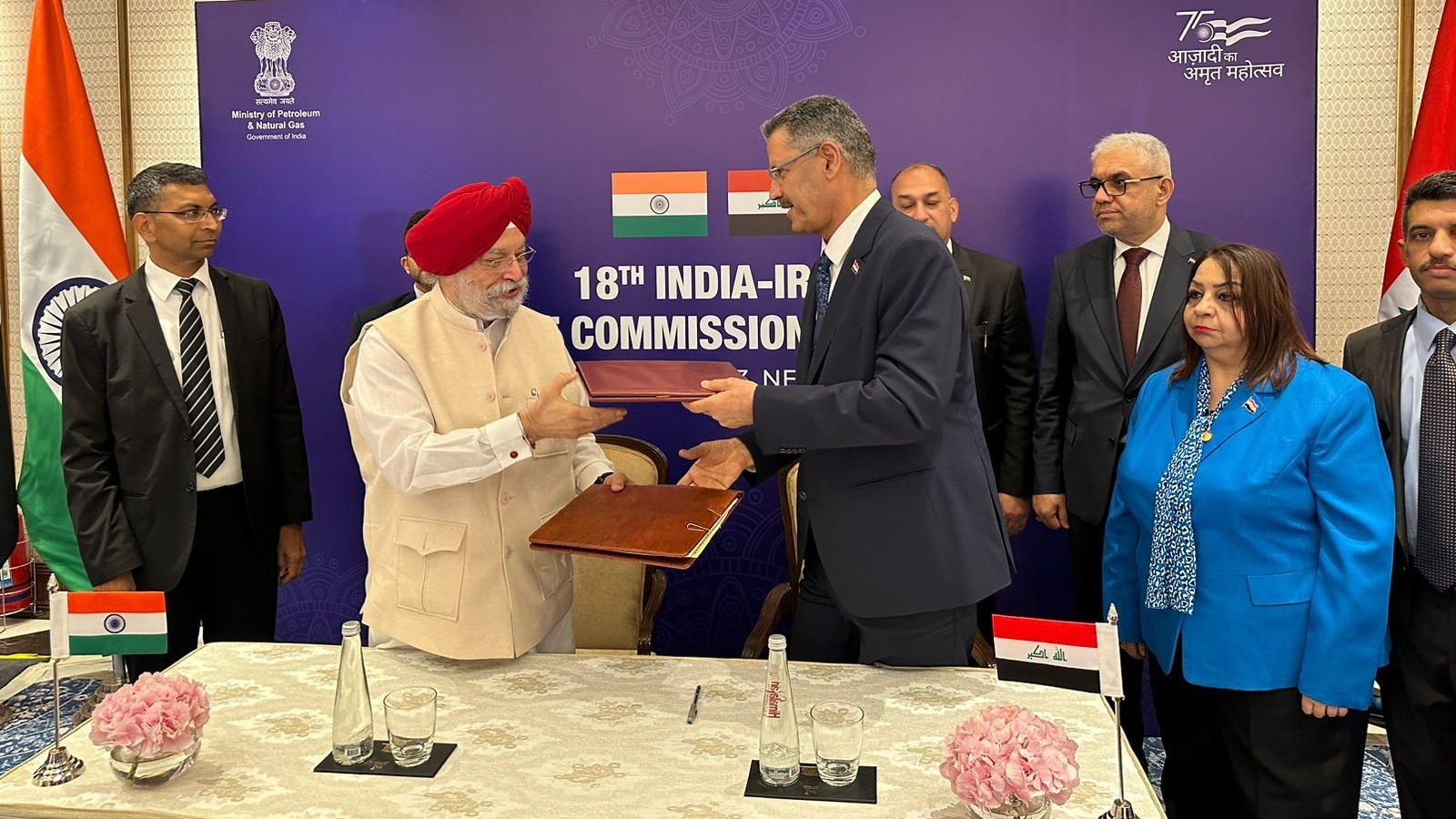 وزير النفط العراقي حيان عبد الغني يتبادل مع نظيره الهندي هارديب بوريه في نيودلهي الثلاثاء 20 حزيران\يونيو 2023 وثائق مذكرات التعاون بين بلديهما (مكتبه)