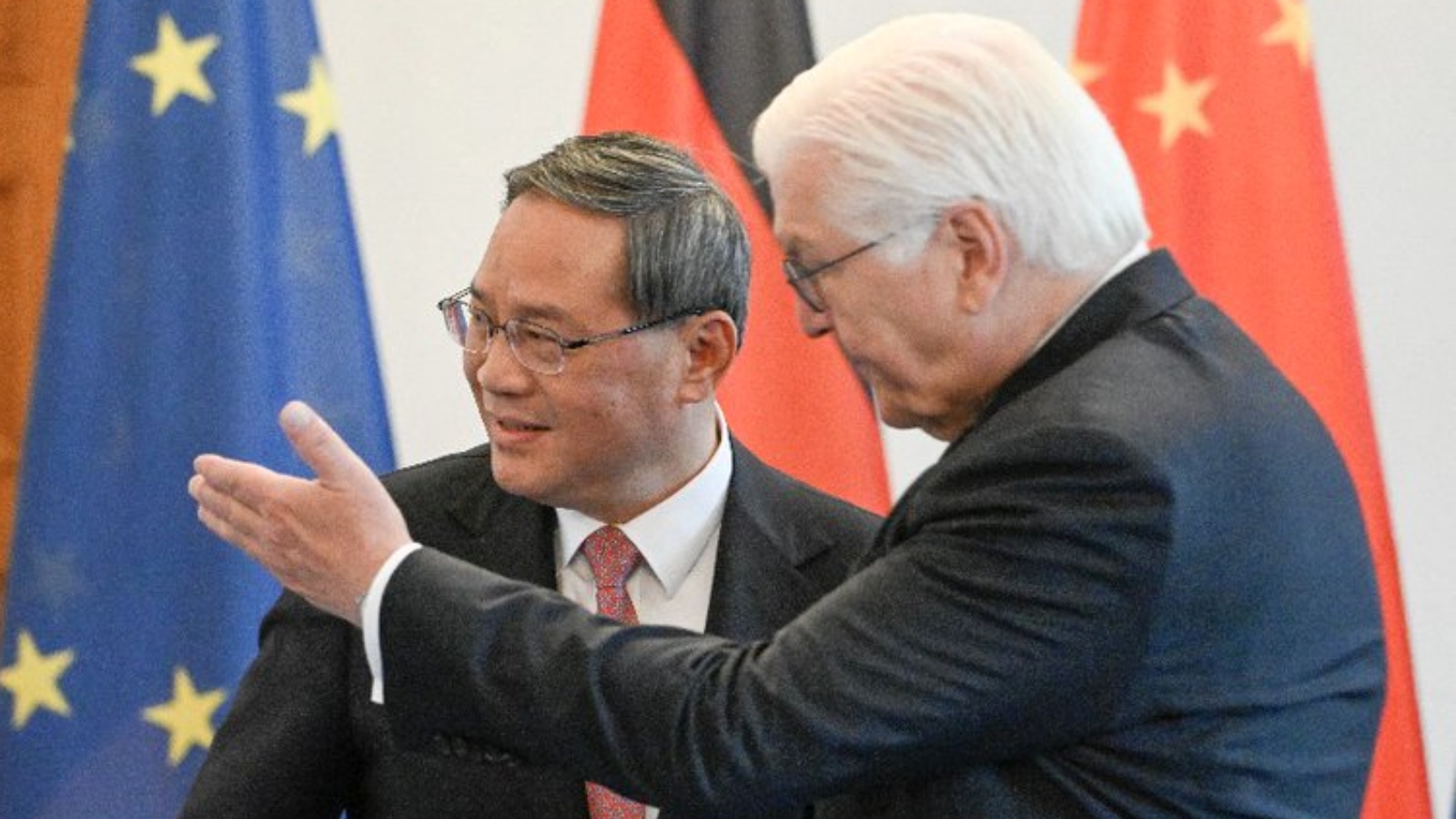 الرئيس الألماني فرانك فالتر شتاينماير (إلى اليمين) ورئيس الوزراء الصيني لي تشيانغ يتصافحان في قصر بلفيو الرئاسي في برلين
