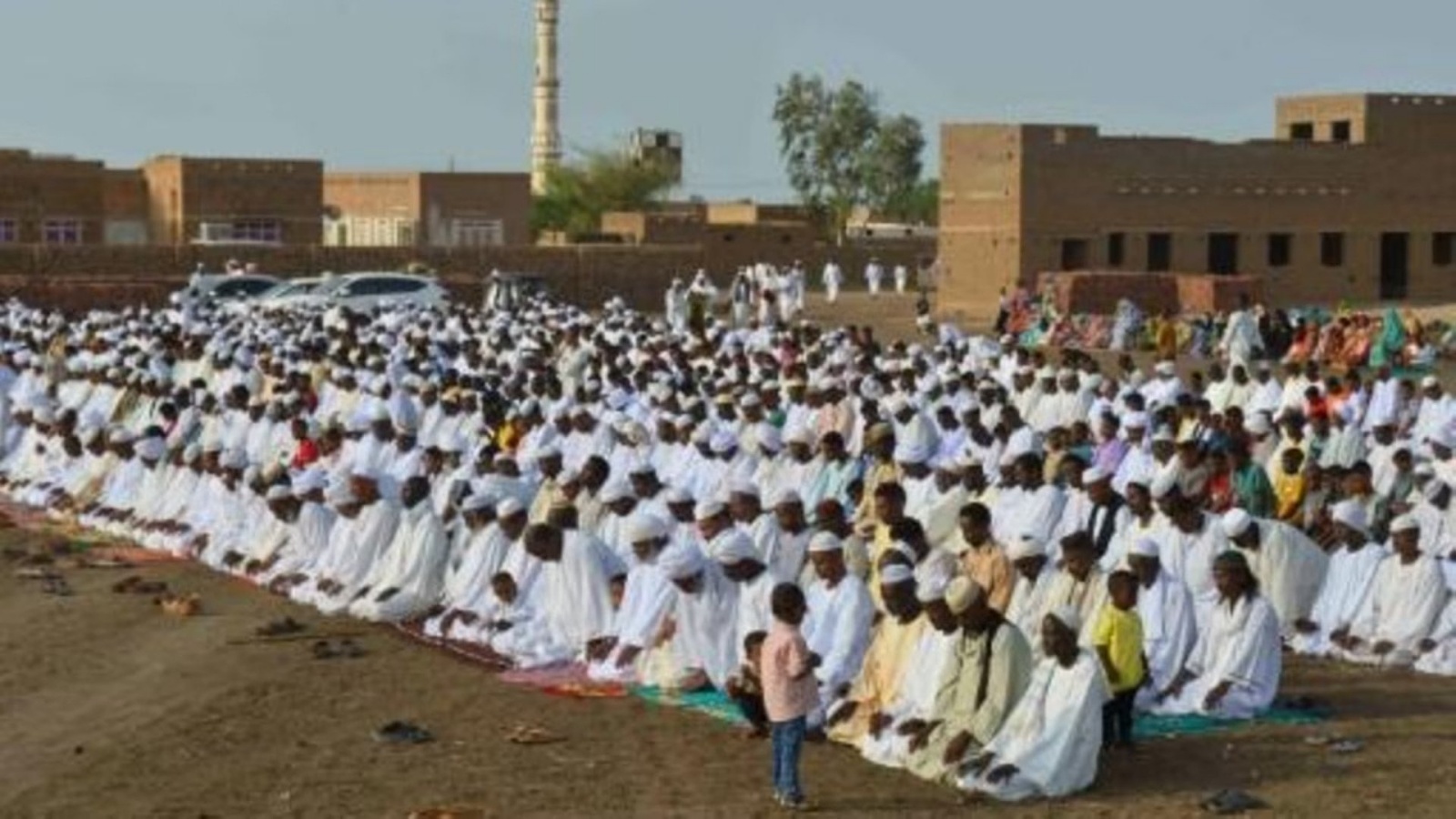 يؤدون الصلاة في أحد أحياء منطقة الجزيرة جنوبي الخرطوم في أول أيام عيد الأضحى في 28 يونيو 2023 