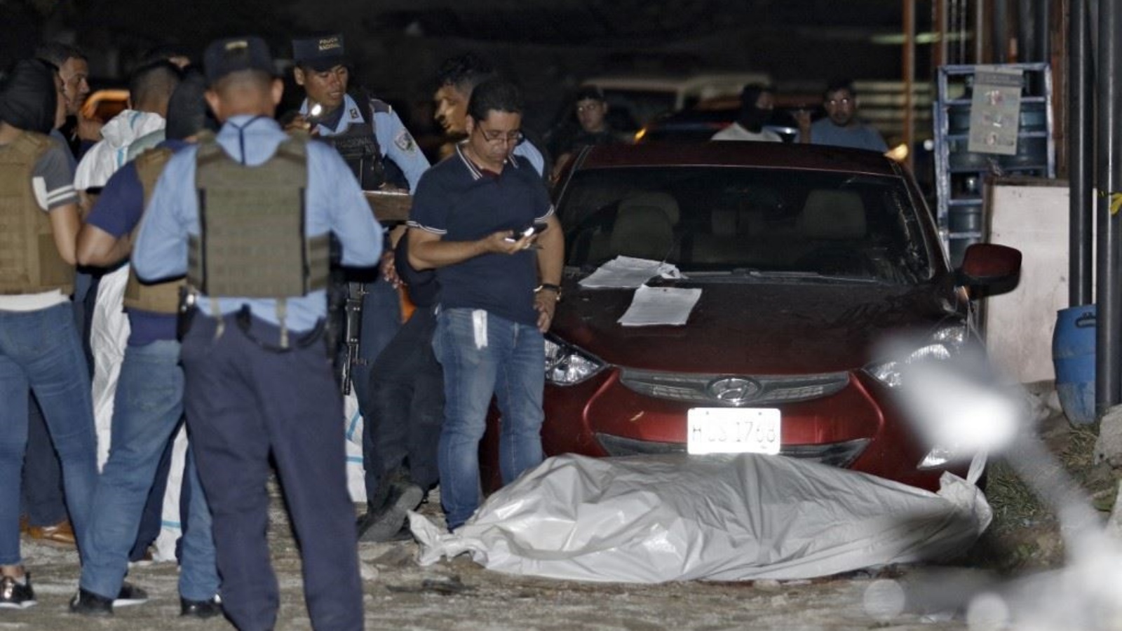 شرطيون انتشروا في المكان بعد مقتل 11 شخصا في قاعة بلياردو في تشولوما 25 يونيو 2023