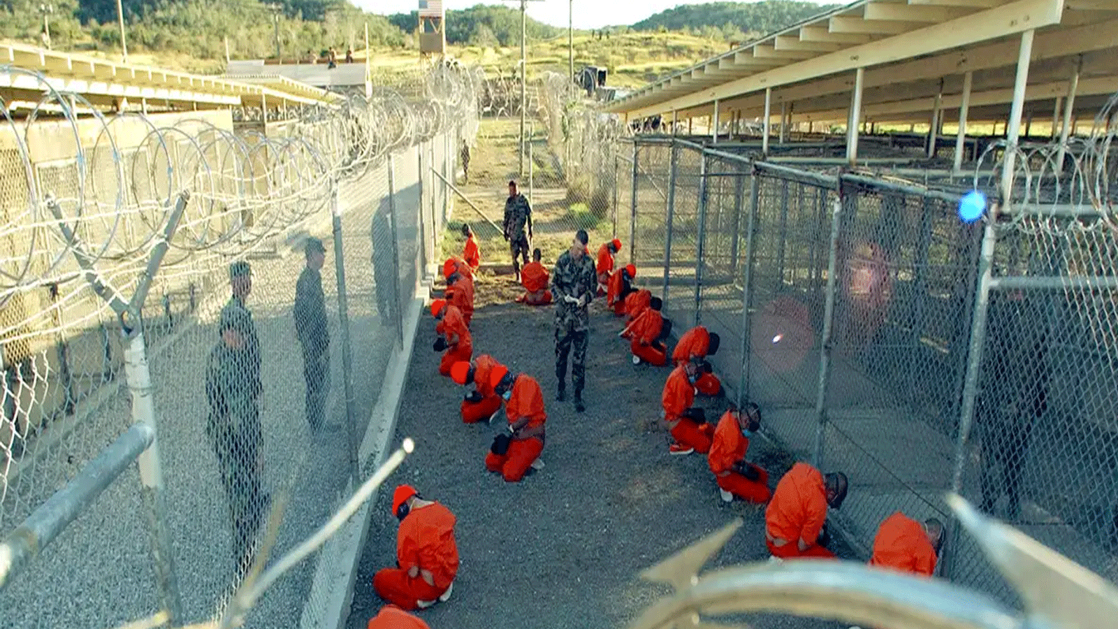 سجناء في معسكر الاعتقال في غوانتانامو الذي افتُتِحَ في يناير\ كانون الثاني 2002 واتُهِمَ بارتكاب العديد من انتهاكات حقوق الإنسان منذ ذلك الحين