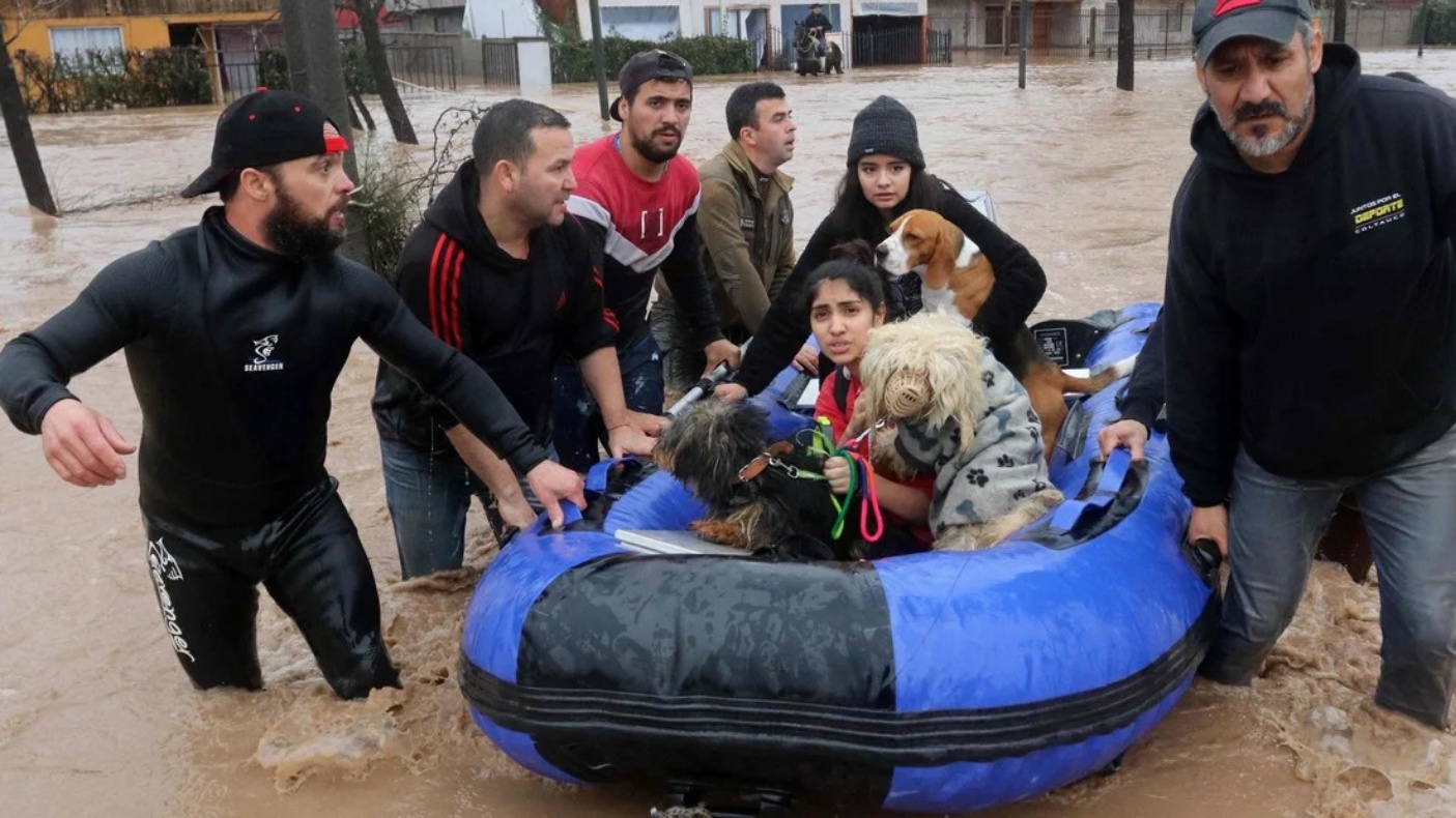 إجلاء امرأة وكلابها بالقارب وسط الفيضانات في كولتاوكو، رانكاجوا، جنوب سانتياغو دي تشيلي