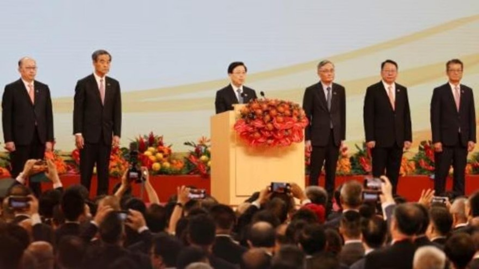  المسؤول التنفيذي لهونغ كونغ جون لي (وسط) متحدثا خلال فعالية في مناسبة الذكرى ال25 لإعادة بريطانيا المدينة إلى الصين، في هونغ كونغ في الأول من يوليو 2023 