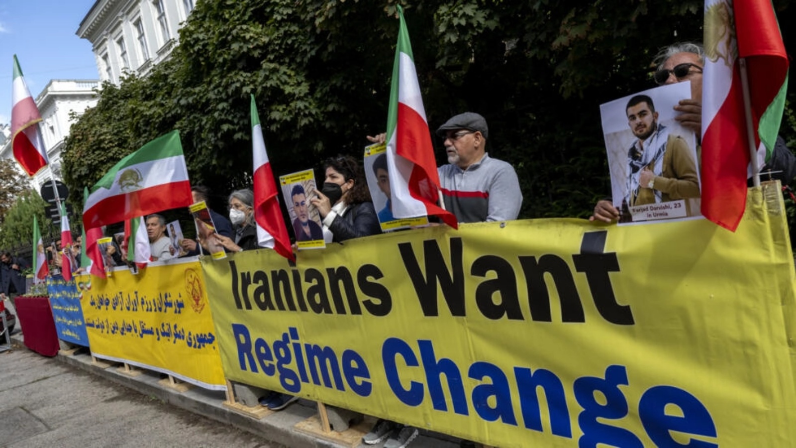 أنصار المجلس الوطني للمقاومة الإيرانية ومجاهدي خلق في تظاهرة مؤيدة لاحتجاجات إيران قرب مقر السفارة الإيرانية في فيينا بتاريخ 26 سبتمبر 2022 