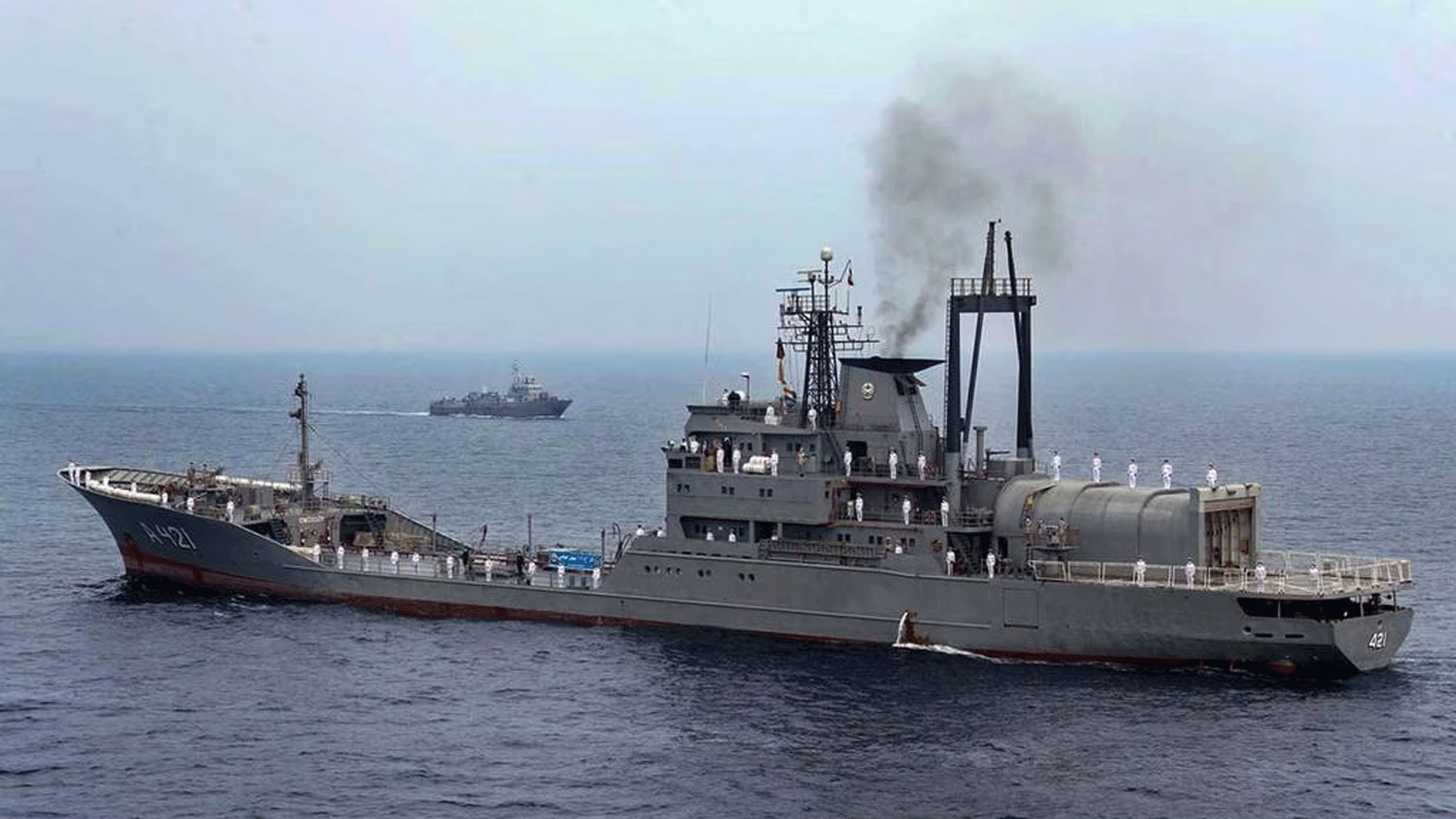 صورة أرشيفية لسفينة تابعة للبحرية الإيرانية تستعرض في الخليج، بالقرب من مضيق هرمز الاستراتيجي في جنوب إيران