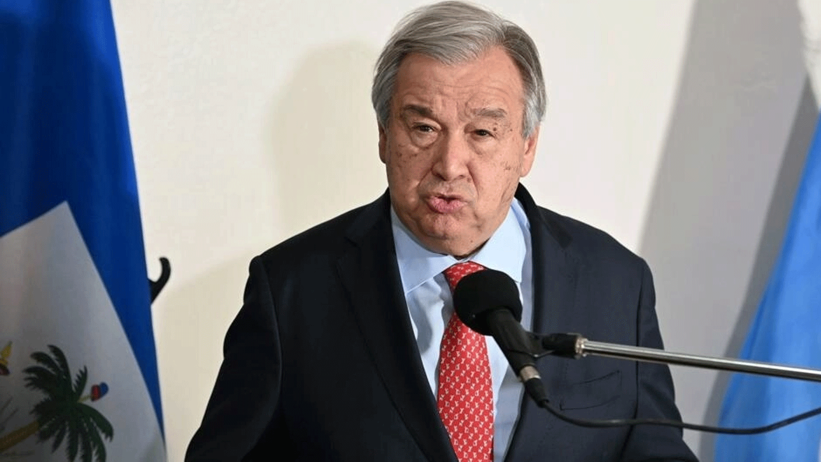 الأمين العام للأمم المتحدة أنطونيو غوتيريش يتحدث إلى وسائل الإعلام خلال زيارته السريعة إلى بورت أو برنس في 1تموز\ يوليو 2023