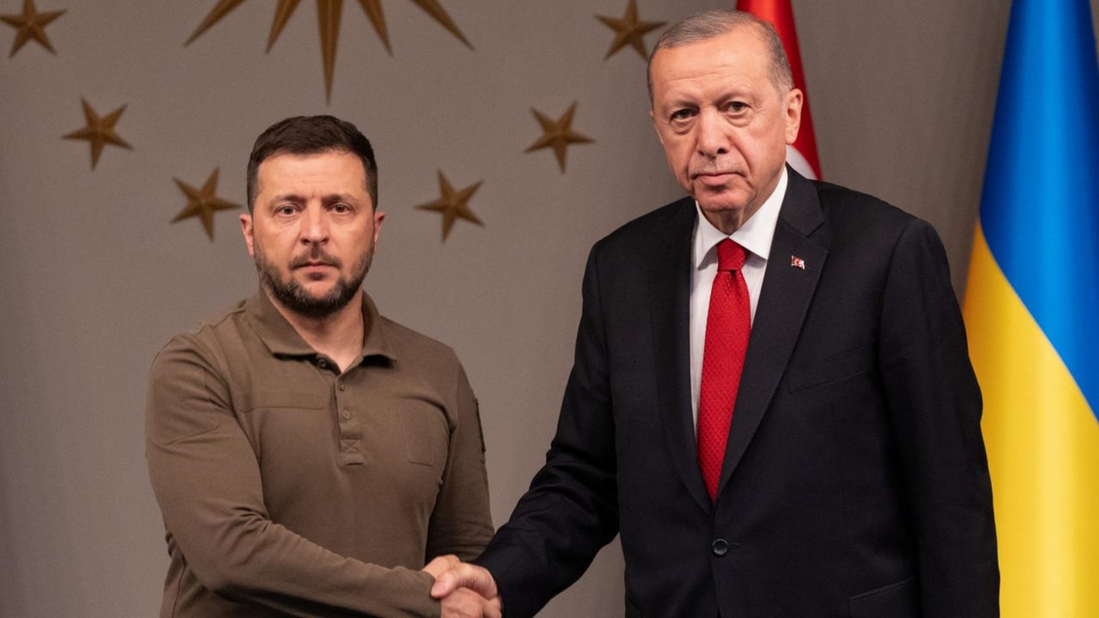 الرئيس الأوكراني فولوديمير زيلينسكي والرئيس التركي رجب طيب أردوغان خلال مؤتمر صحفي مشترك في اسطنبول