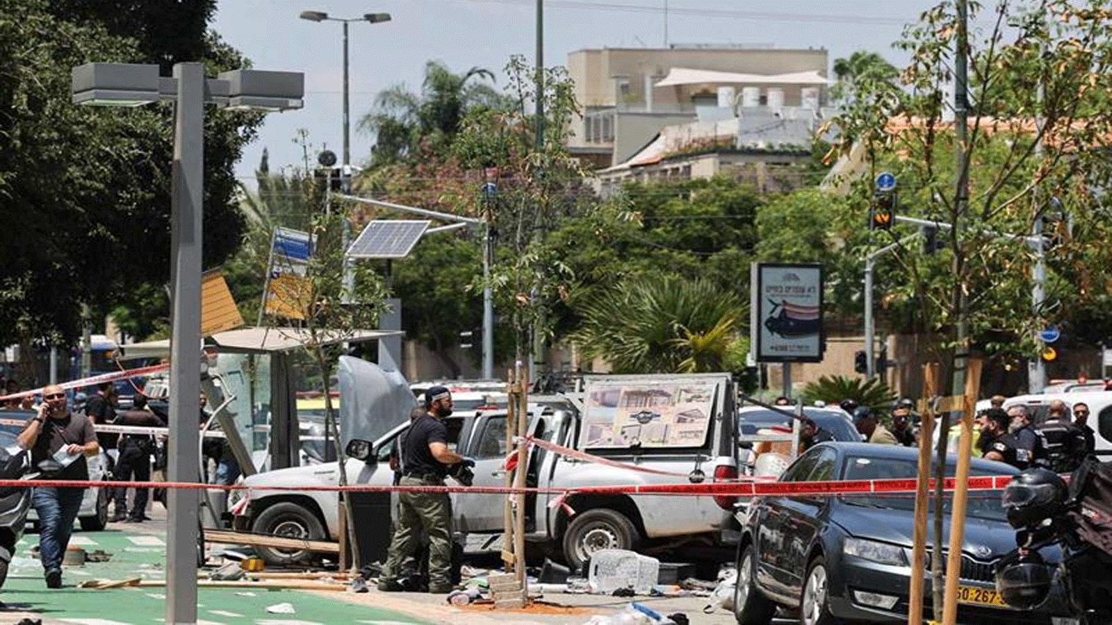 أفراد من الأمن والطوارئ الإسرائيليين يعملون في موقع هجوم دهس في تل أبيب. 4 تموز\يوليو 2023