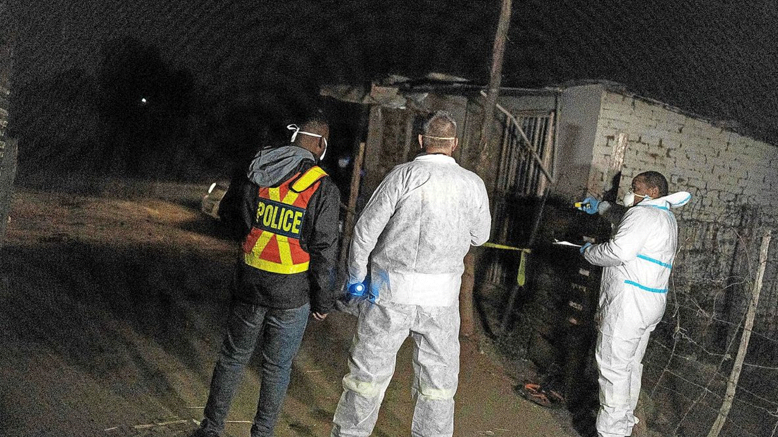 أعضاء فريق علوم الطب الشرعي بجنوب أفريقيا في مكان الحادث بعد تسرّب الغاز