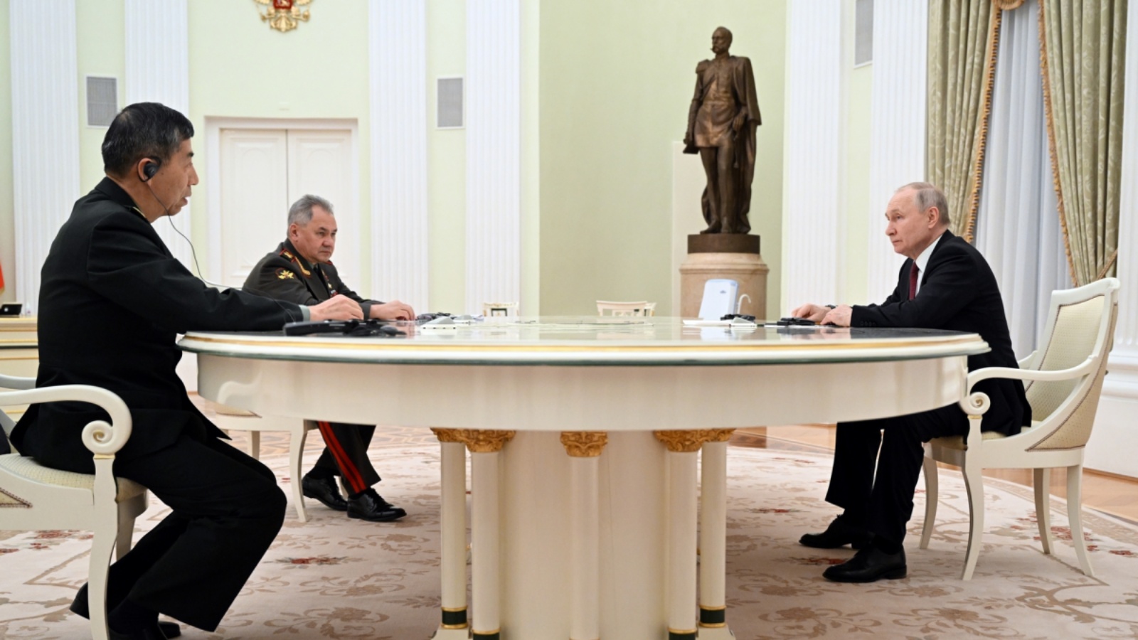 الرئيس الروسي فلاديمير بوتين ووزير الدفاع الروسي سيرجي شويغو يجتمعان بوزير الدفاع الصيني لي شانغفو في الكرملين في موسكو في 16 أبريل 2023