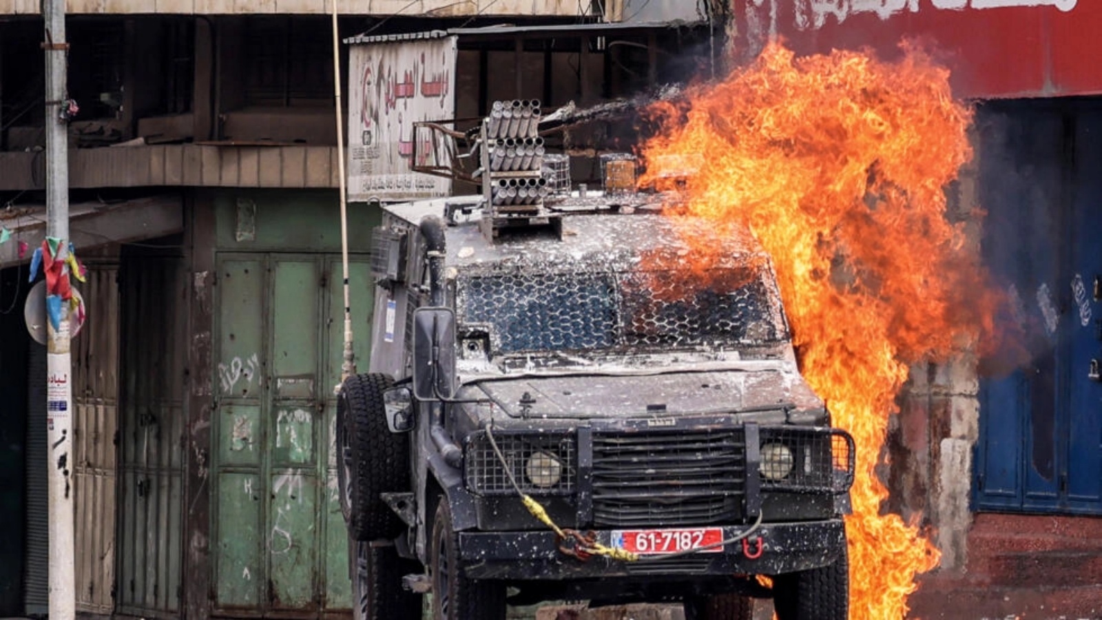 انفجار زجاجة حارقة في عربة مدرعة إسرائيلية في مواجهات مع فلسطينيين خلال عملية اقتحام إسرائيلية للبلدة القديمة في نابلس بالضفة الغربية المحتلة في 07 يوليو 2023