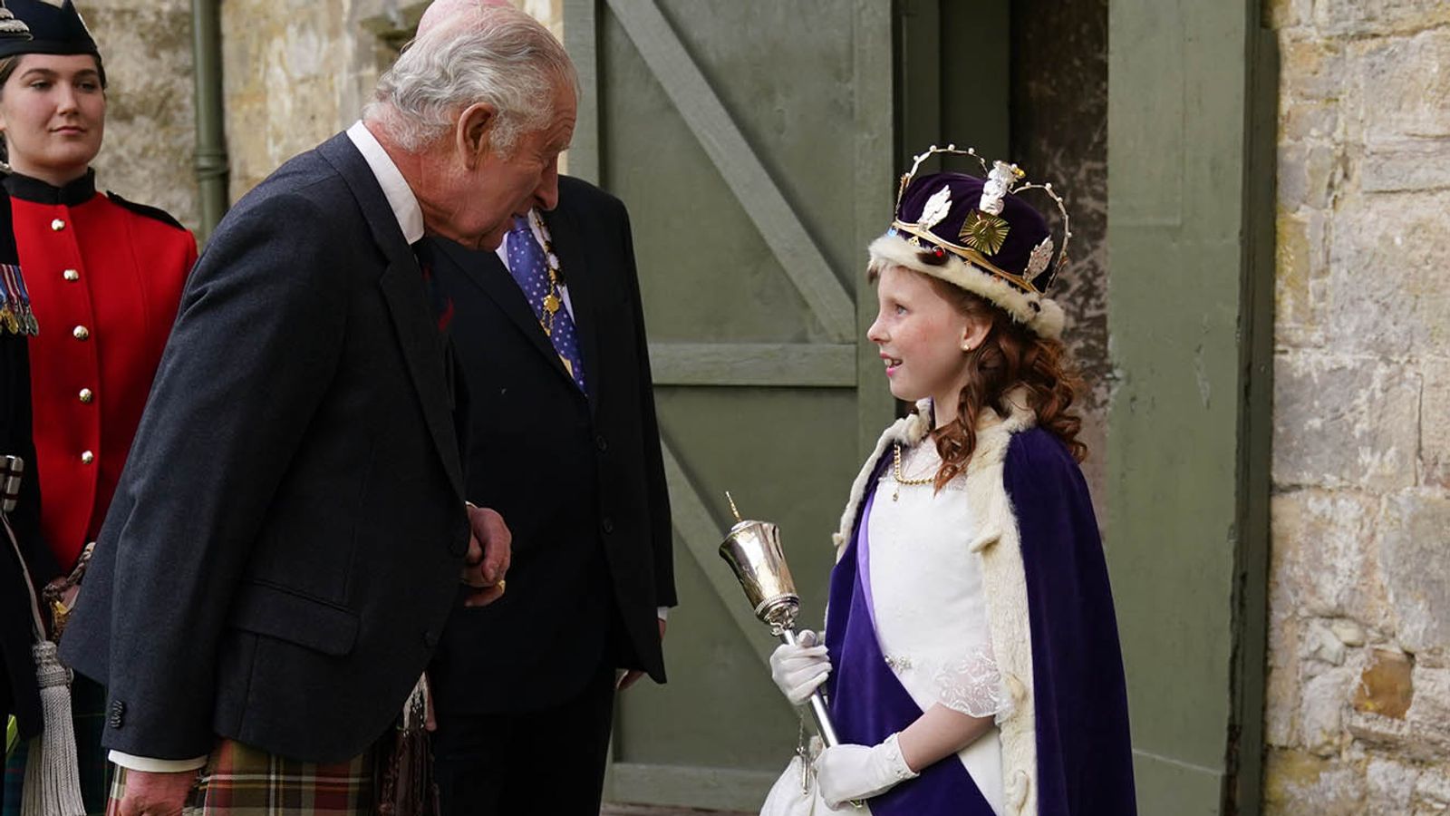 الملكة الصغيرة في استقبال الملك تشارلز في إدنبره