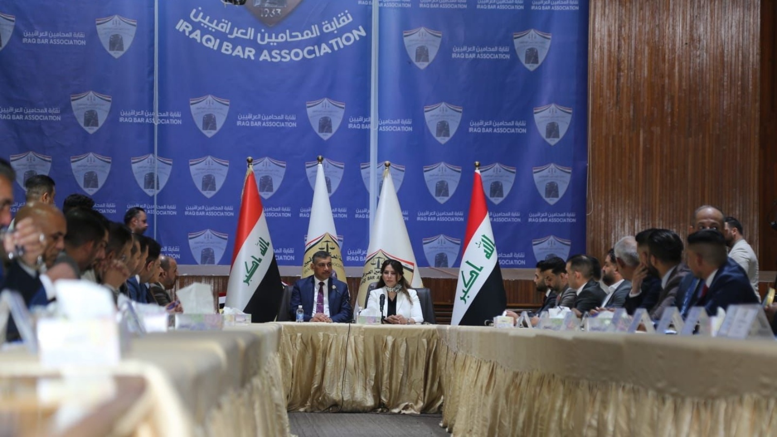 رئيس هيئة النزاهة العراقية مجتمعا مع رئيسة ومسؤولي نقابة المحامين في 8 يوليو 2023 لتنسيق الجهود لمواجهة الفساد (مكتبه)