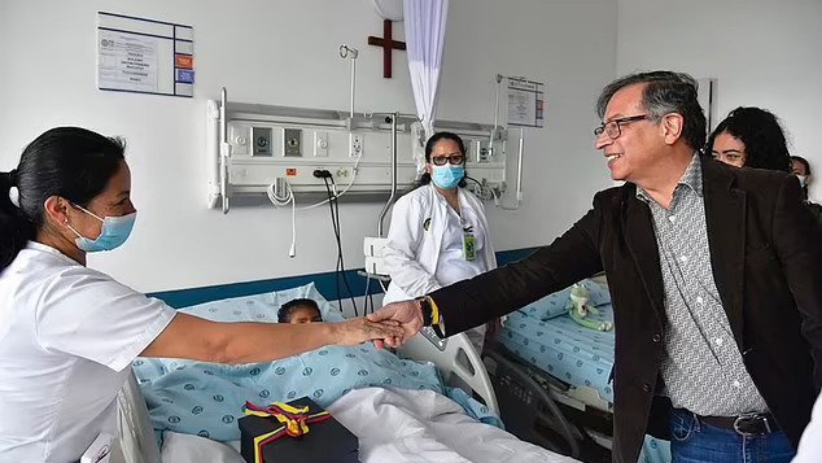 الرئيس الكولومبي غوستافو بيترو في زيارة للأطفال الأربعة أثناء تواجدهم في المستشفى